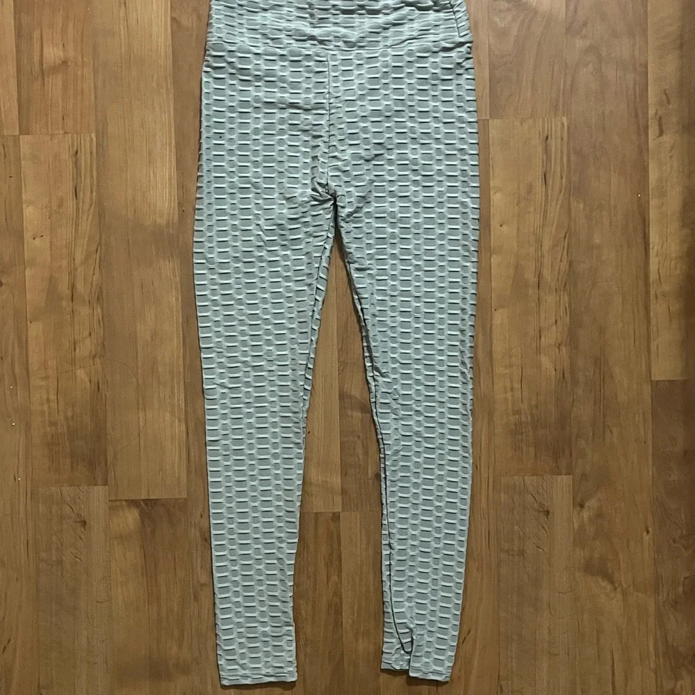 Bombut Gray Textured Criss-Cross Sports Bra and Leggings Set - Picture 4 of 5